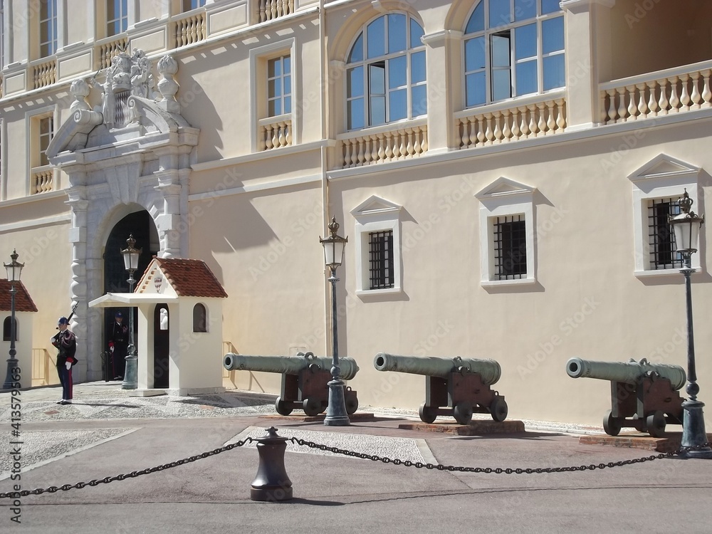 Obraz premium old cannons and entrance portal of the palace and residence of the Prince of Monaco