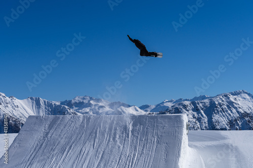 Cuadro en lienzo Snowboarder performing an inverted trick in a snowpark in Austria on a sunny day