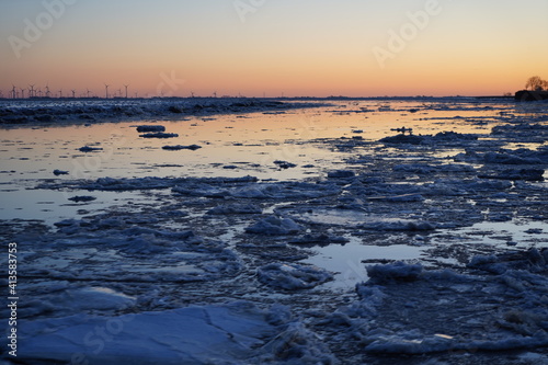 Treibende Eischollen im Winter