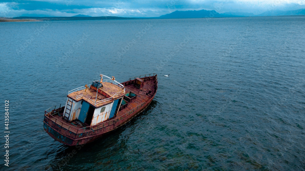 Obraz premium old boat on the sea