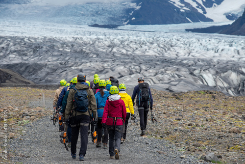 groupe de randonneurs en direction du glacier Skaftafell en Islande 