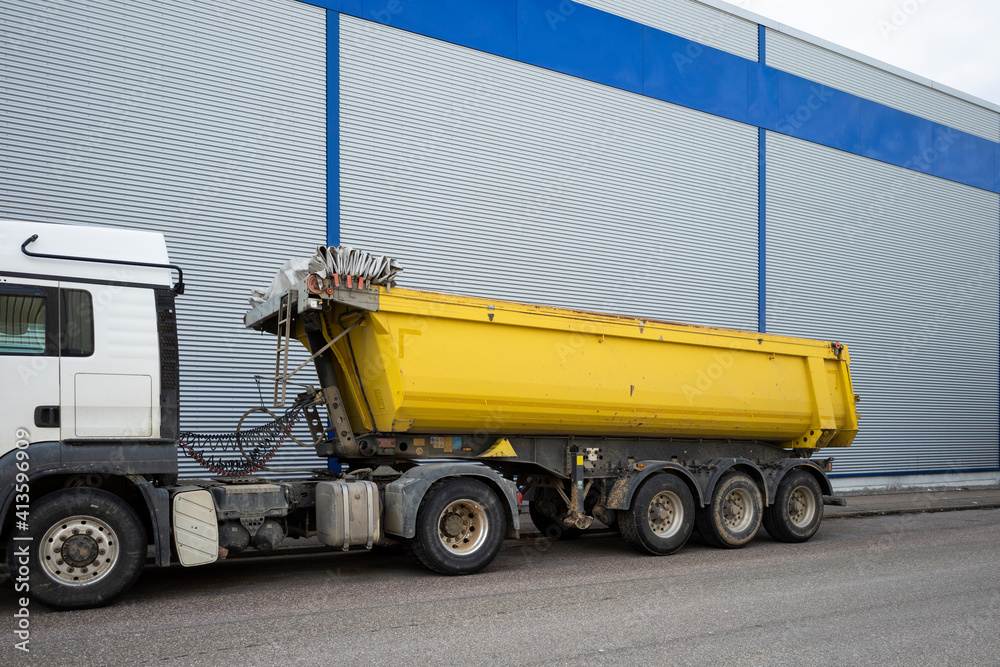 Dump truck as a mobile semitrailer with a conical design Dump truck as a mobile semitrailer with a conical design