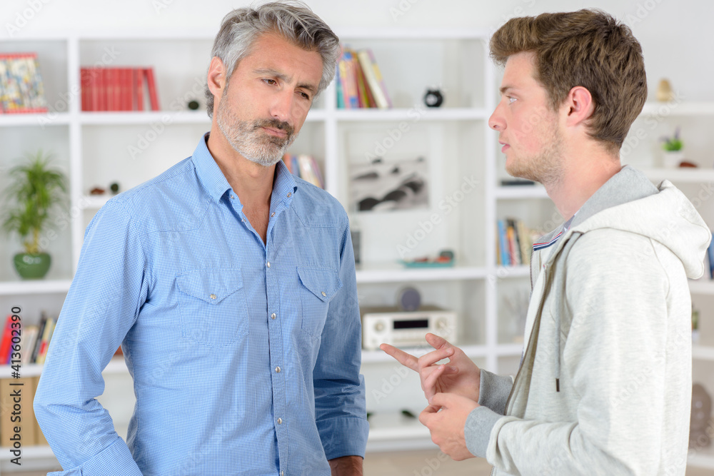 Obraz premium father and son having a conversation