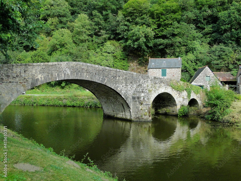 Puente medieval en la villa histórica de Léhon (Dinan, Francia)