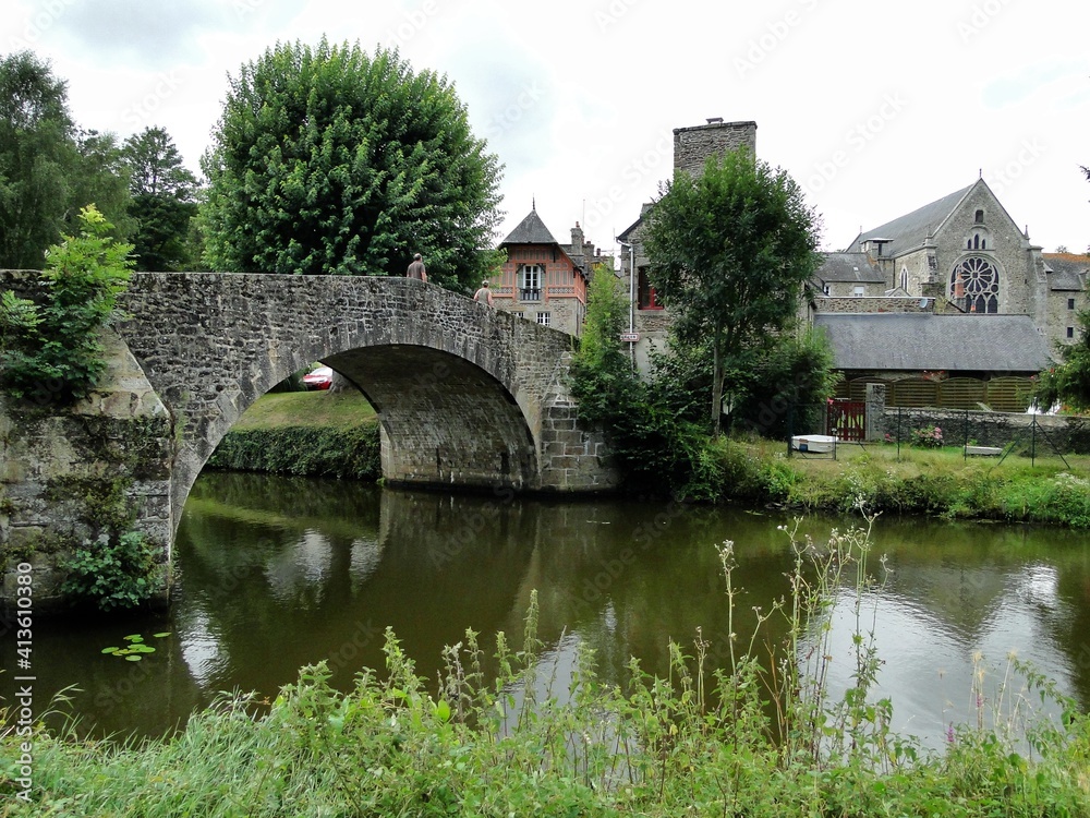 Fototapeta premium Puente medieval en la villa histórica de Léhon (Dinan, Francia)