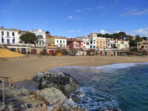 Playa Canadell, en Calella de Palafrugell, de arena gruesa y como fondo sus casas blancas y las antiguas casetas de pescadores con puertas pintadas de colores. photo