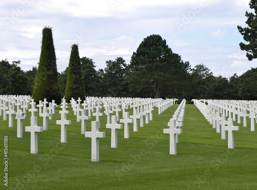 Alineación de cruces de los soldados caídos en el cementerio americano de Colleville-sur-Mer, Francia
