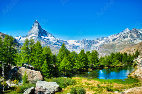 Matterhorn mit kleinem See und Bäumen
