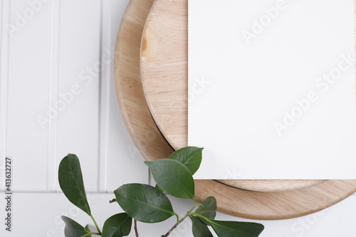 Kartka papieru pastelowa na drewnianej okrągłej desce