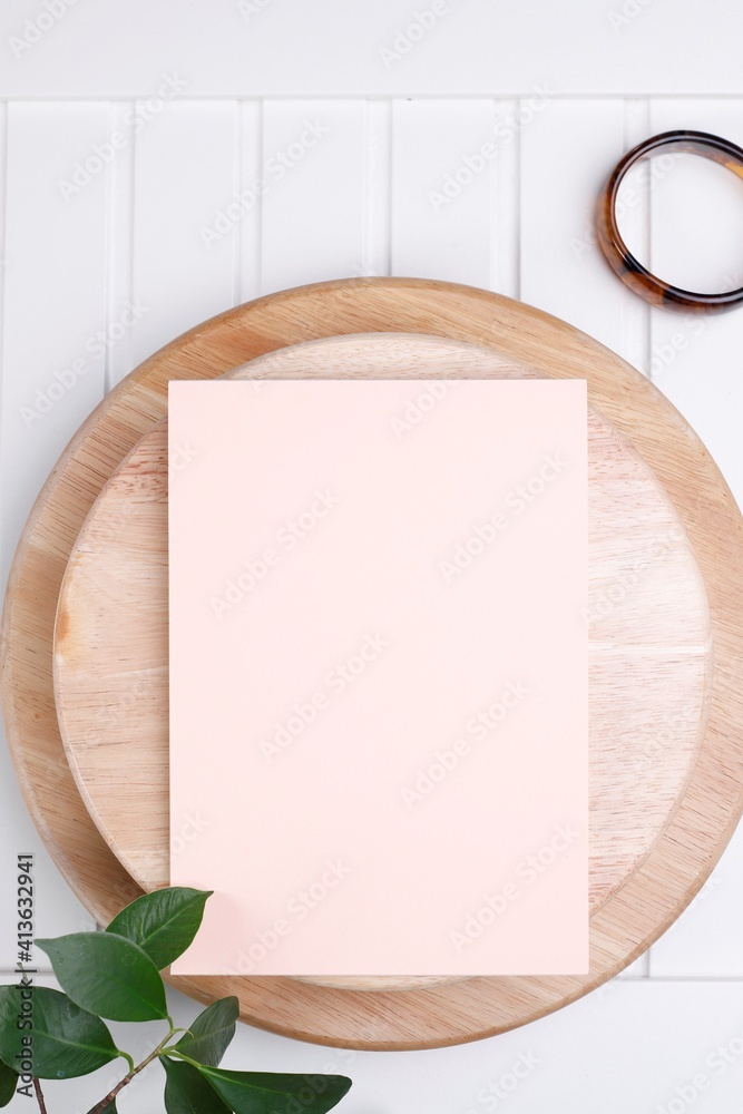 Kartka papieru pastelowa na drewnianej okrągłej desce - obrazy, fototapety, plakaty 