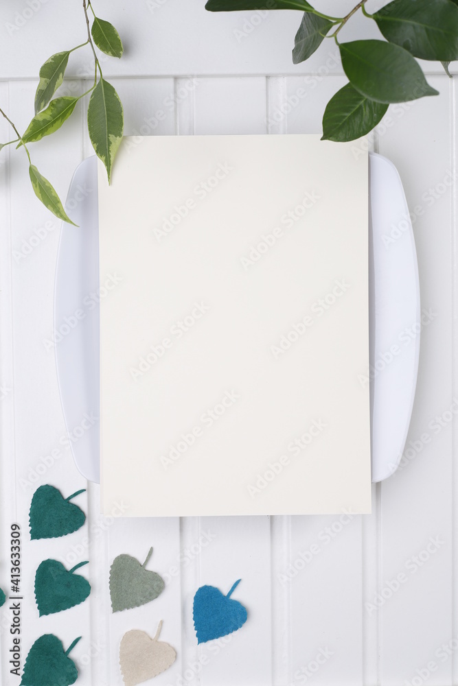 Kartka papieru ecri na białym porcelanowym talerzu - obrazy, fototapety, plakaty 