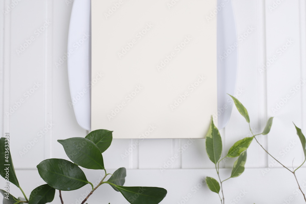 Kartka papieru ecri na białym porcelanowym talerzu - obrazy, fototapety, plakaty 