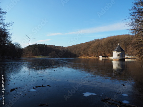 Itzenplitzer Weiher mit Pumpenhaus photo