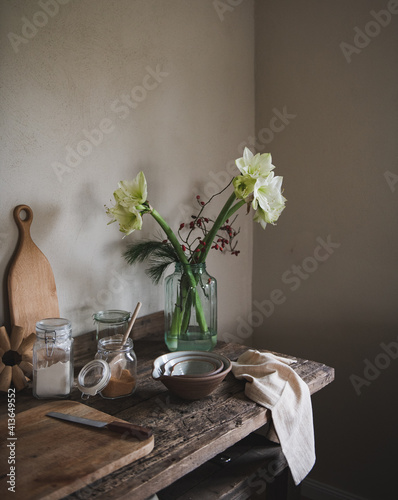 Weiße Amaryllis in einer Glasvase in der Küche photo