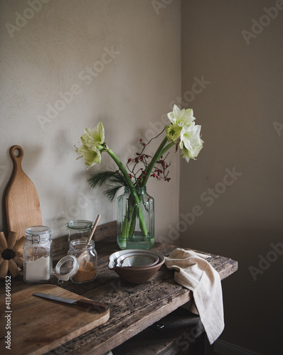 Weiße Amaryllis in einer Glasvase in der Küche