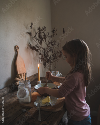 Weihnachtsbäckerei Zuhause mit Kindern in der Adventszeit 