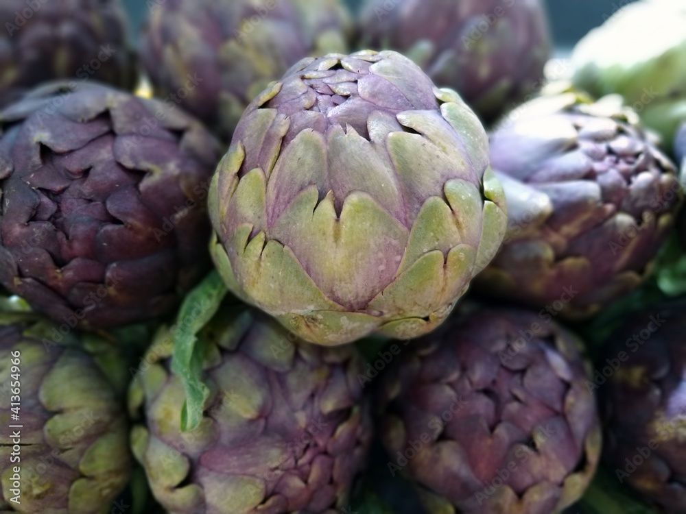 Obraz premium alcachofas en cantidad