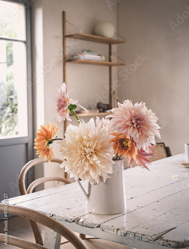 Sommerblumen in einem Keramikkrug auf einem alten Holztisch