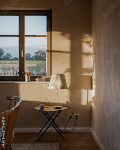 Sonnenschein in einem Wohnraum mit Sicht aus dem Fenster dahinter Felder photo