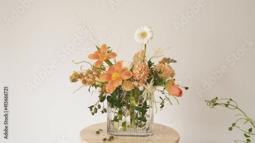 Ramo de flores anaranjadas con girasoles