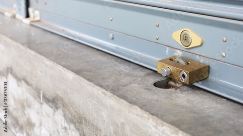 Foto Metal roller door lock padlock