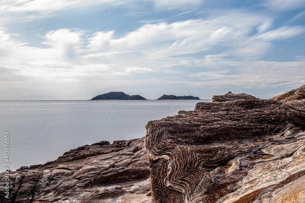 This is Jangbongdo near Incheon Airport in Korea.
The beach here has a lot of odd-looking basalt rocks.