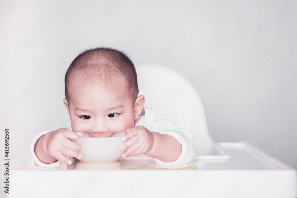 Asian babies are eating deliciously in the cup,
