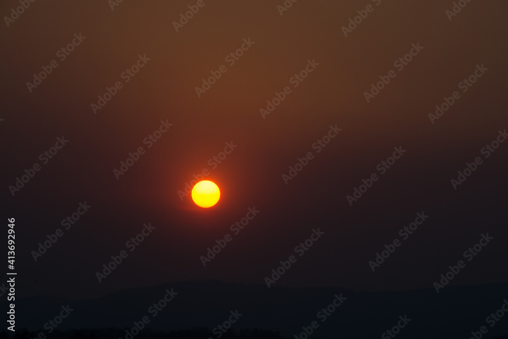 Obraz premium 美しい春霞がかかった夕暮れ 