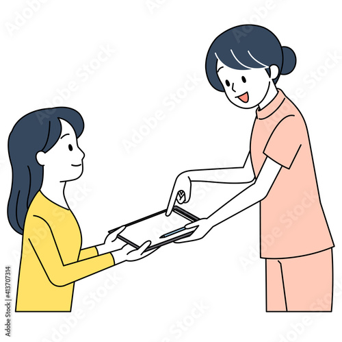 看護師から説明を受ける女性