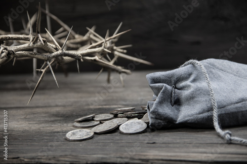 Fotografia sack with the thirty silver coins biblical symbol of the betrayal of judas