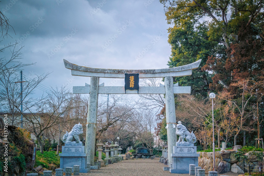 滋賀県近江八幡市にある沙沙貴神社の鳥居と参道風景