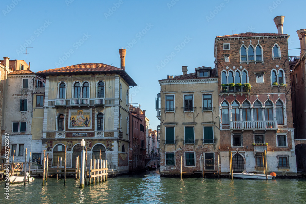 Fototapeta premium discovery of the city of Venice and its small canals and romantic alleys