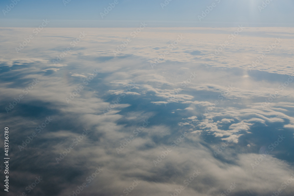 飛行機の窓から見る雲と空