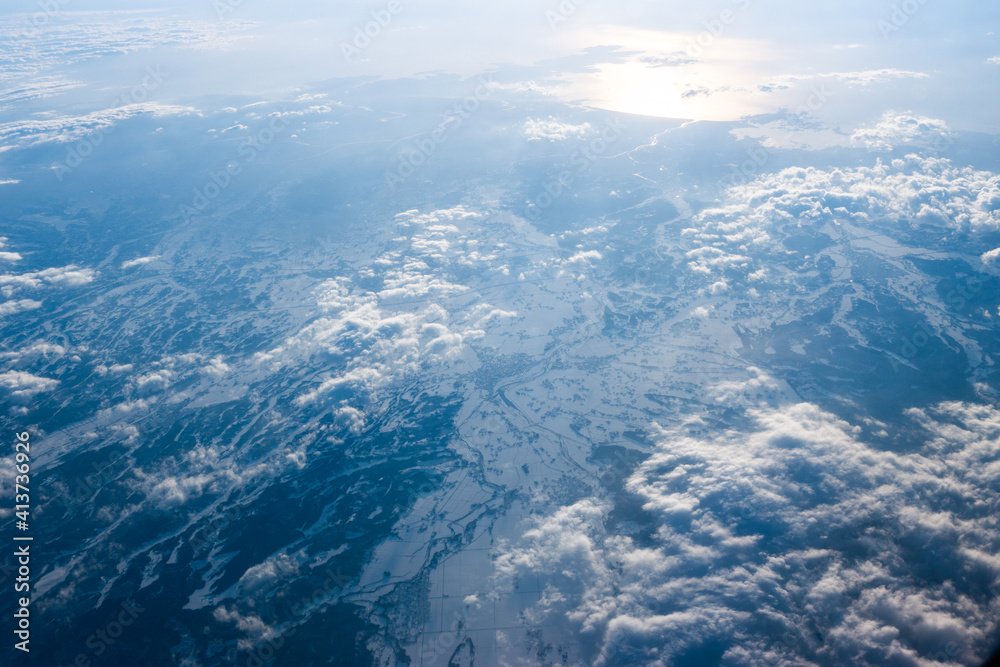 飛行機の窓から見る雪景色の松島