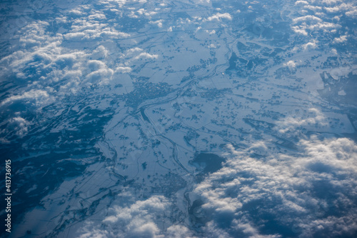 飛行機の窓から見る雪景色の多賀城市