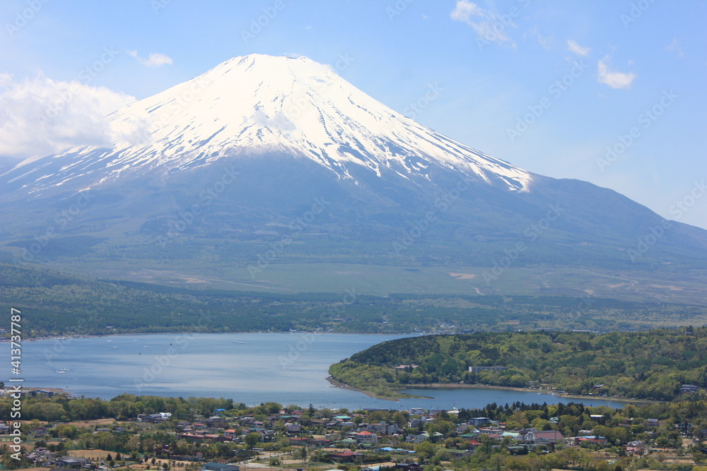 山中湖東にある高指山から見た冨士山。　山中湖とその向こうに見える雪を被った富士山