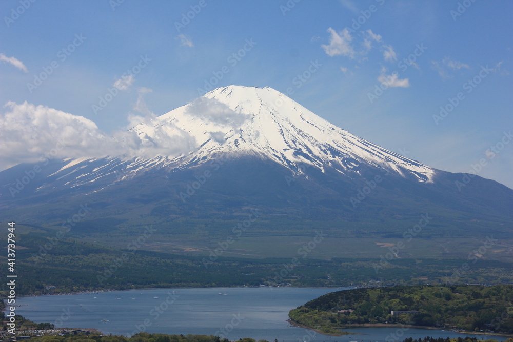 山中湖東にある高指山から見た冨士山。　