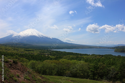 山中湖と富士山 山中湖の東にある明神山からの眺望。 山中湖と草原、その先には雪を被った冨士山。