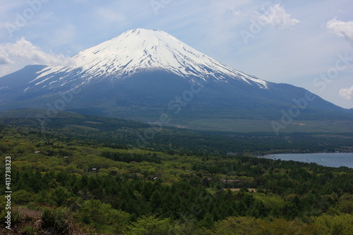 山中湖と富士山 山中湖の東にある明神山からの眺望。 山中湖と草原、その先には雪を被った冨士山。