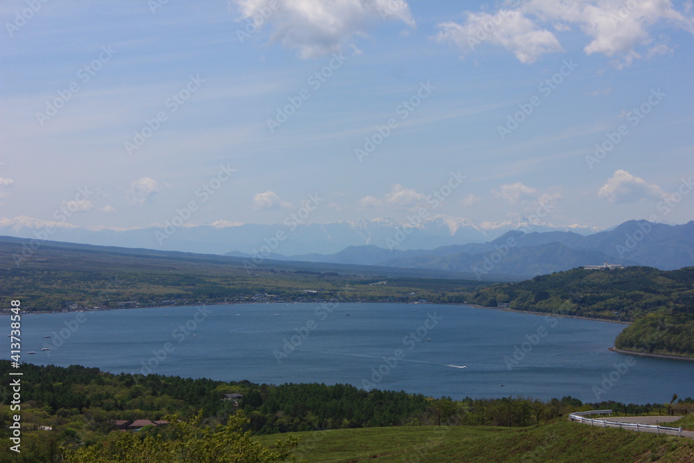 山中湖と南アルプス　　　山中湖の東にある明神山からの風景