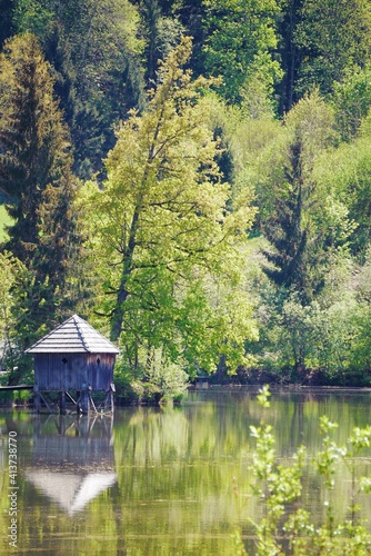 Eine Hütte am See