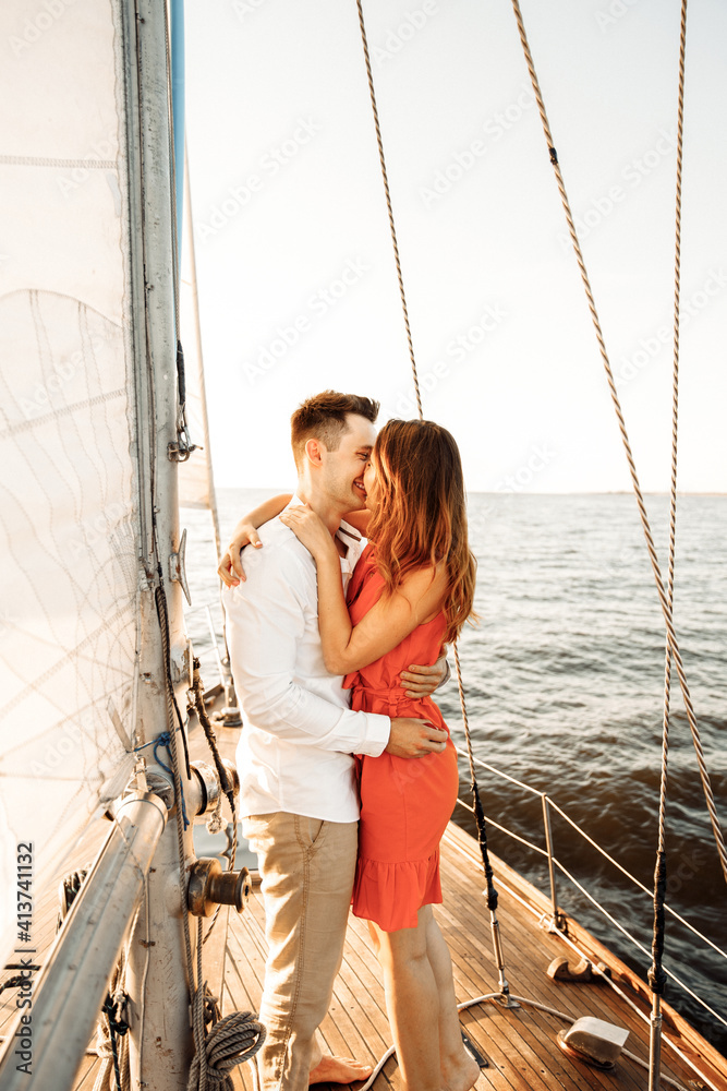 The moment of the marriage proposal, she said YES, the proposal on the yacht. The moment of the marriage proposal, she said YES, the proposal on the yacht.