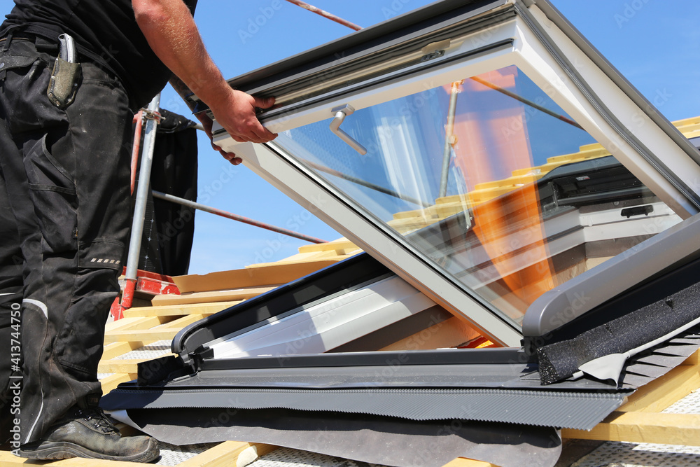 Einbau und Montage neuer Dachfenster im Zuge einer Dacheindeckung - obrazy, fototapety, plakaty 