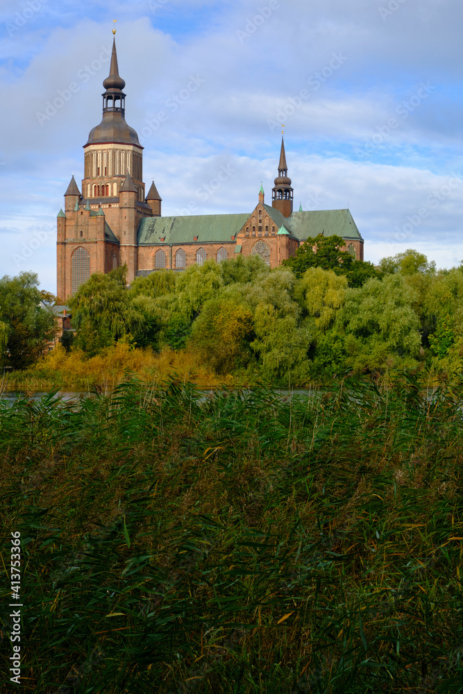 Blick auf die Sankt-Marien-Kirche vom Frankensee in der Weltkulturerbe und Hansestadt Stralsund, Mecklenburg-Vorpommern, Deutschland