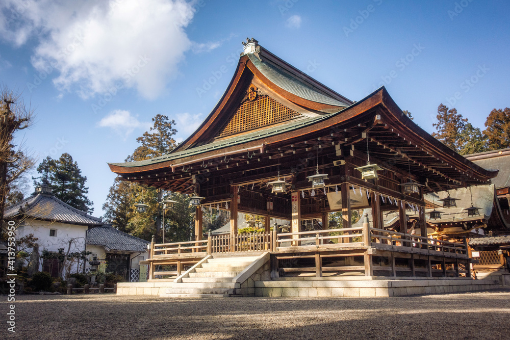 Naklejka premium 滋賀県近江八幡市にある沙沙貴神社の拝殿と境内風景