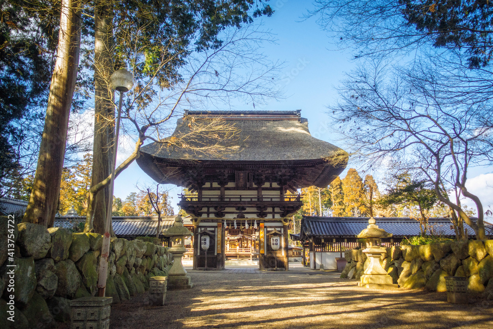 滋賀県近江八幡市にある沙沙貴神社の楼門と参道の風景