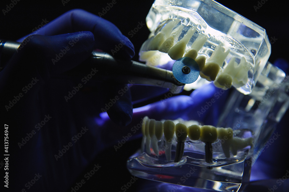Dentist demonstrates how to polish teeth with a toothbrush StockFoto