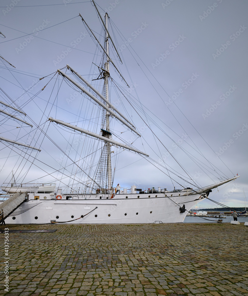 Segelschulschiff Gorch Fock im Hafen der Weltkulturerbe- und Hansestadt Stralsund , Mecklenburg-Vorpommern, Deutschland