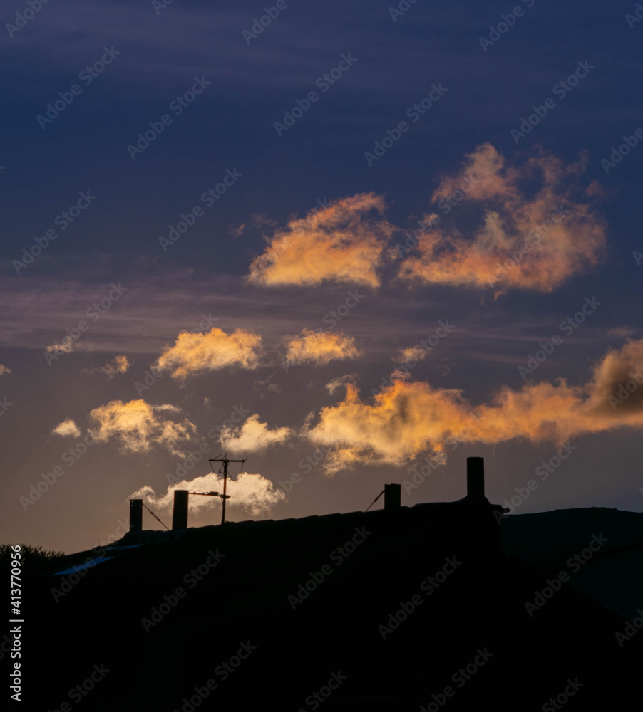 Le ciel Marseillais s'enflamme au lever du Soleil. Le ciel Marseillais s'enflamme au lever du Soleil.