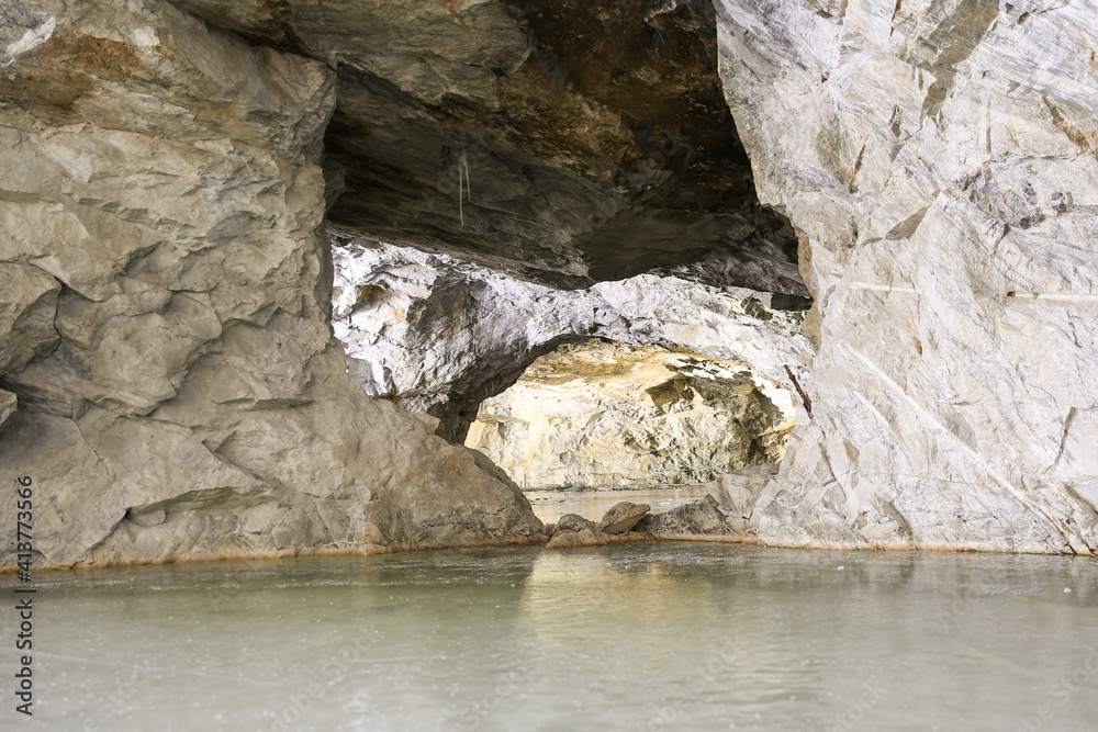 Naklejka premium underground stone caves with frozen lake in winter 